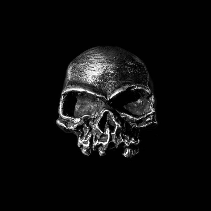 no jaw silver skull ring as a men's statement ring with no jaw silver skull design
